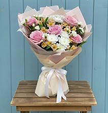 Букет цветов из:  Гвоздики, Орхидеи и Розы в Смоленской