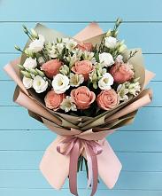 Букет цветов из:  Розы, Альстромерии и Лизиантусы в Смоленской