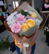 Букет цветов из:  Герберы, Розы и Хризантемы в Смоленской
