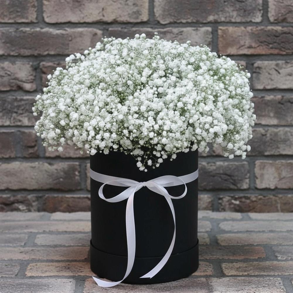 Цветочная композиция из Гипсофила в шляпной коробке в Смоленской