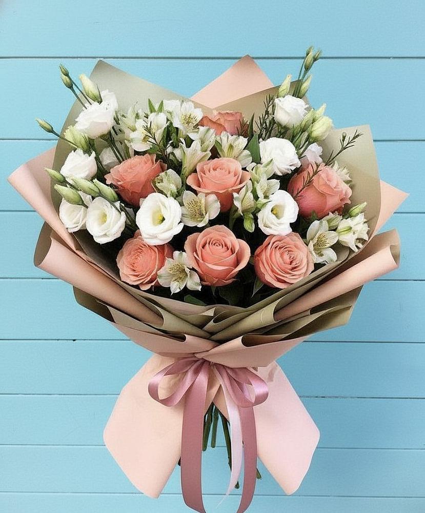 Букет цветов из: Розы, Альстромерии и Лизиантусы в Смоленской