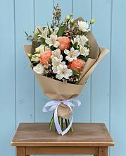 Букет цветов из:  Альстромерии, Лизиантусы, Розы и Хризантемы в Смоленской