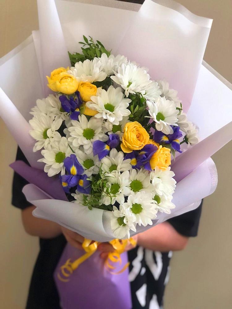 Букет цветов из: Ирисы, Хризантемы и Розы в Смоленской