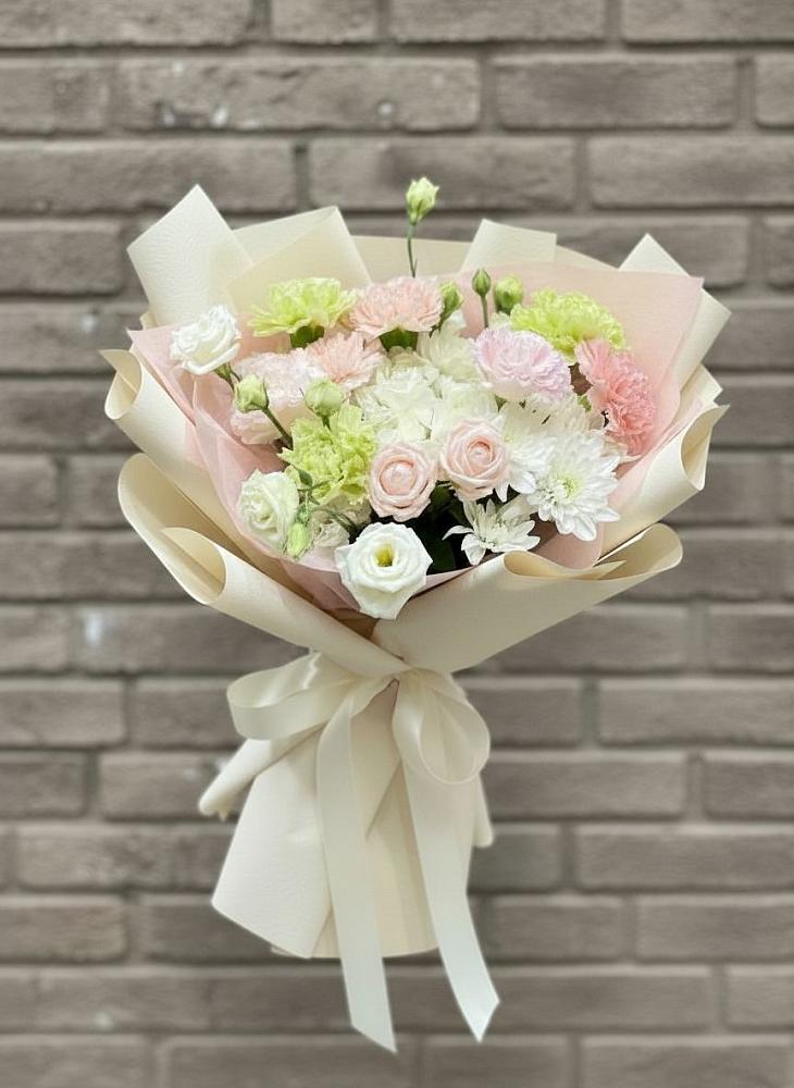 Букет цветов из: Гвоздики, Розы, Лизиантусы и Хризантемы в Смоленской