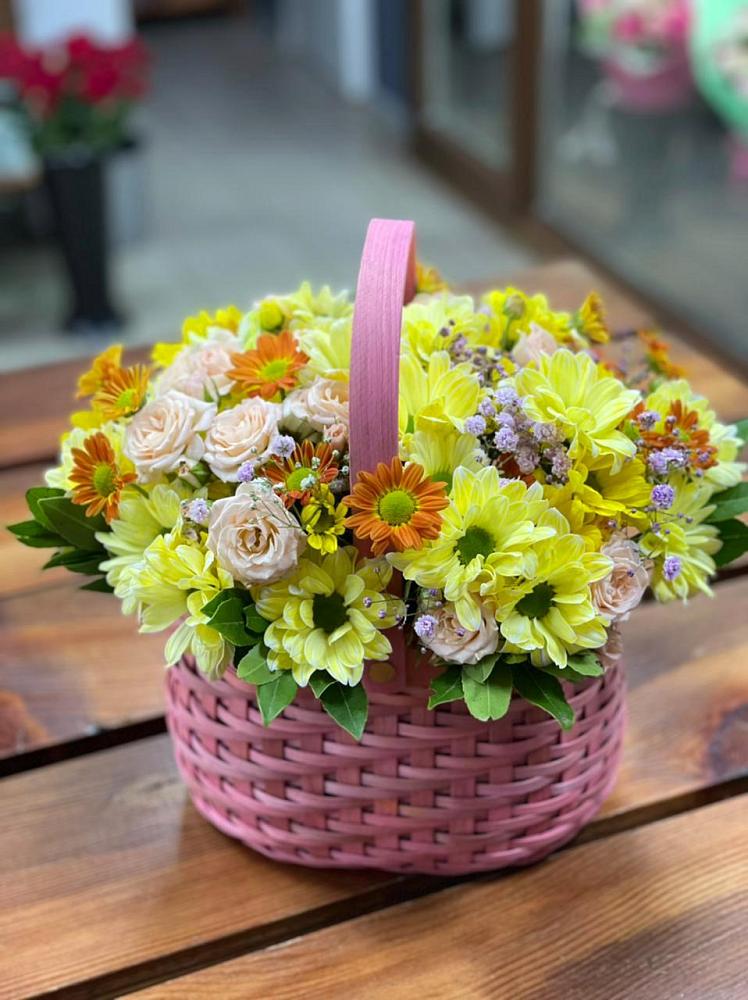 Цветочная композиция из Хризантемы и Розы в корзине в Смоленской