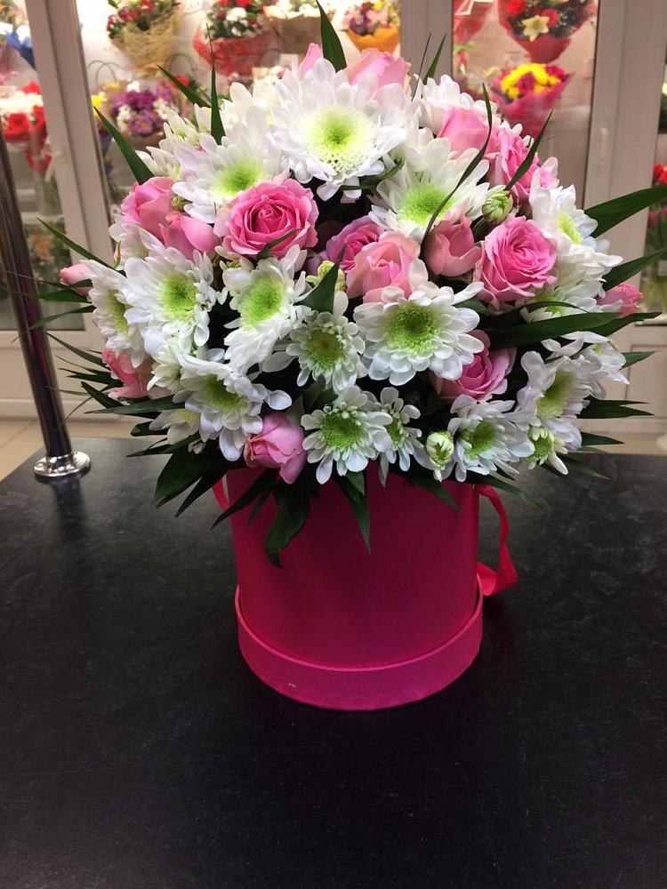 Цветочная композиция из Розы и Хризантемы в шляпной коробке в Смоленской