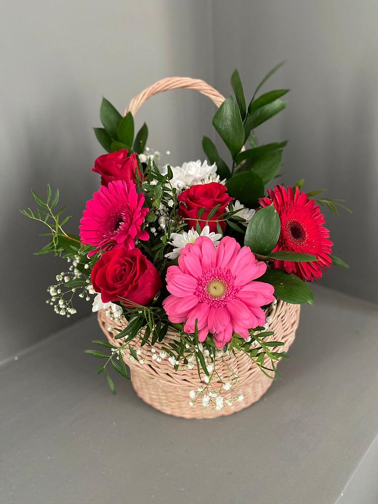 Цветочная композиция из Розы, Хризантемы и Герберы в корзине в Смоленской