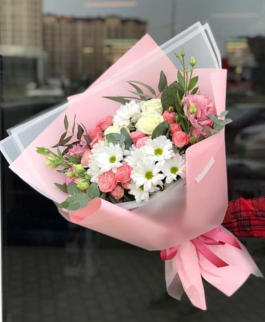Букет цветов из: Розы, Лизиантусы и Хризантемы в Смоленской