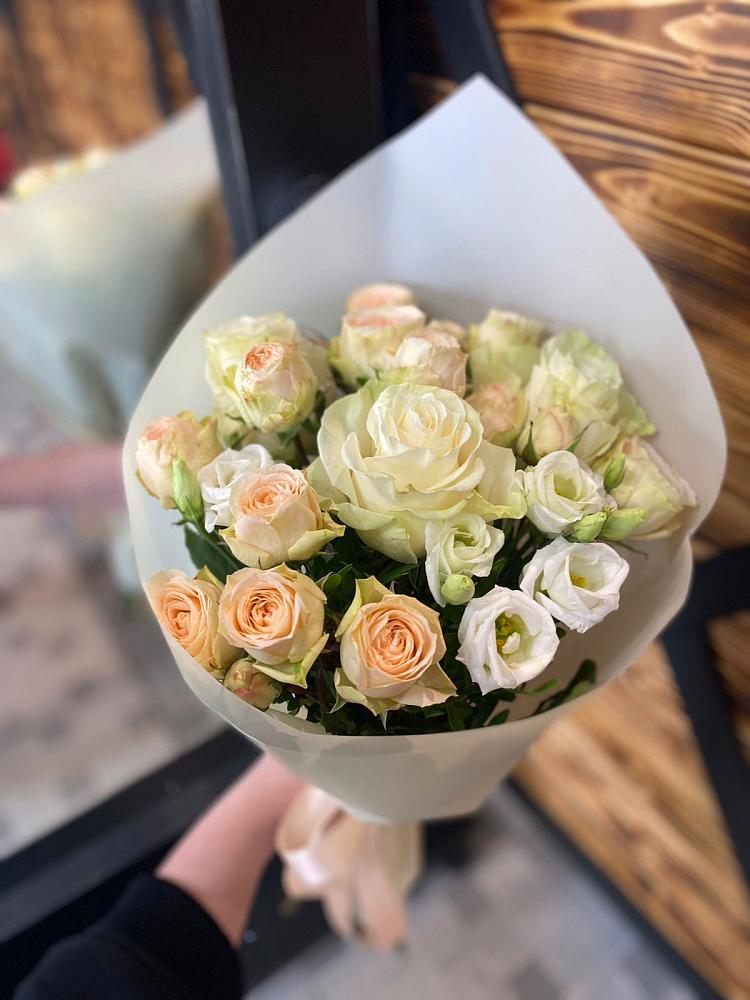 Букет цветов из: Розы и Лизиантусы в Смоленской